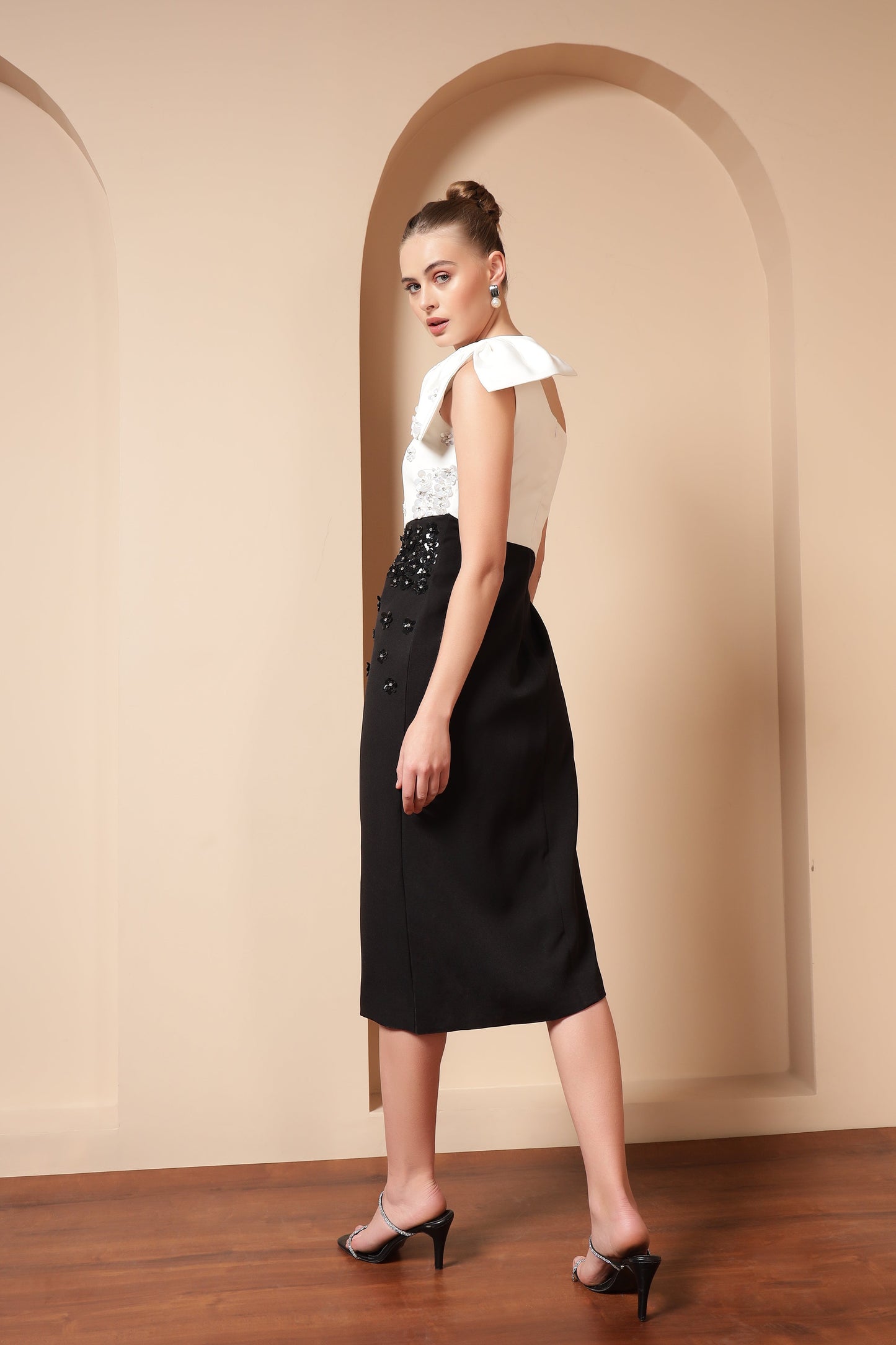 ONE SHOULDER BOW EMBELLISHED DRESS